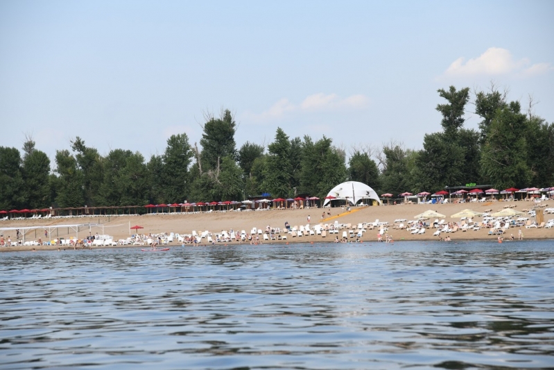 Стало известно, можно ли заразиться COVID-19 в море и бассейне
