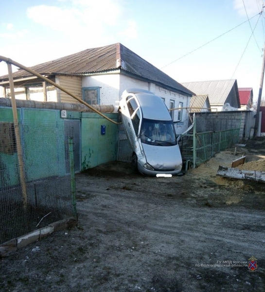 Под Волгоградом «Лада» врезалась в газовую трубу