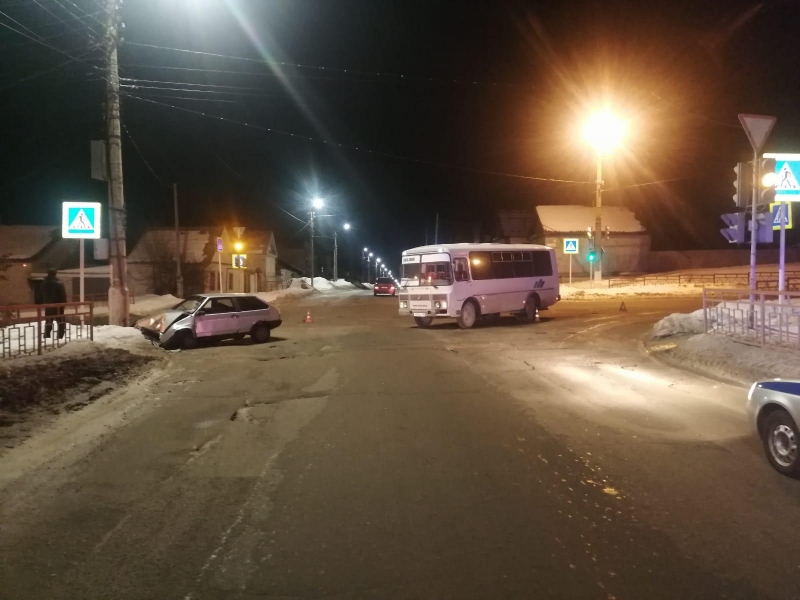 В Волгоградской области водитель ВАЗа врезался в автобус, а потом – в столб
