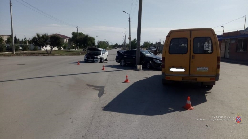 В Волжском иномарка врезалась в легковушку и сбила водителя маршрутки