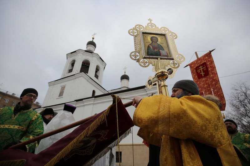 Чего нельзя делать с освященной на Крещение водой