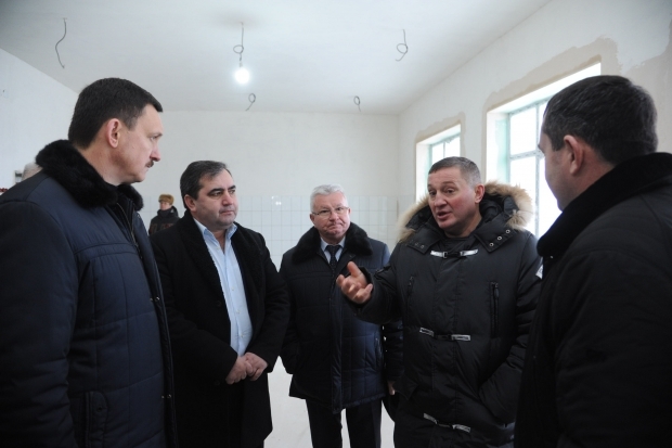 Андрей Бочаров осмотрел новую школу и племзавод в поселке Красный Октябрь
