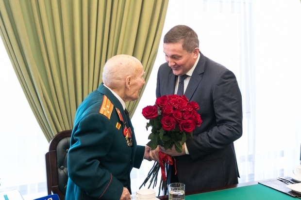 Губернатор поздравил с 99-летием ветерана Владимира Турова