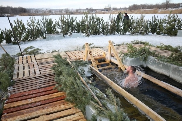 Волгоградцам посоветовали беречь здоровье во время крещенских купаний