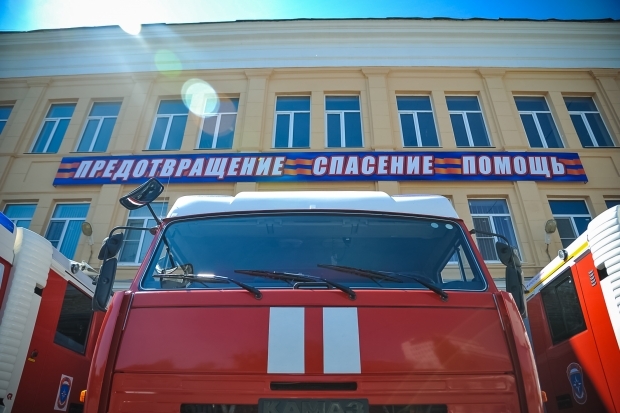 В Дубовском районе горит сухая трава и лесная подстилка