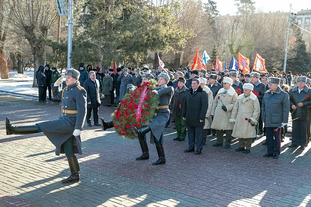 Андрей Бочаров вместе в волгоградцами возлагает цветы к Вечному огню