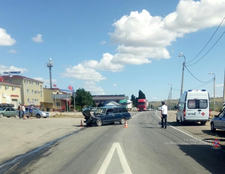 В Камышинском районе КамАЗ врезался в легковушку