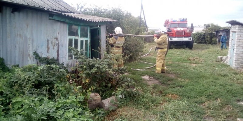 При пожаре в Нехаевском районе погибли два человека