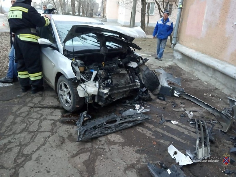 В Волжском иномарка врезалась в дом: пострадали 2 человека