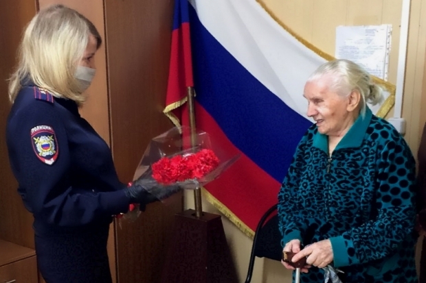 Полиция помогла пенсионерке из Фролово получить гражданство РФ