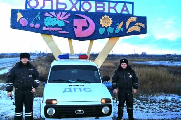 Под Волгоградом полицейские спасли беременную из застрявшего автомобиля