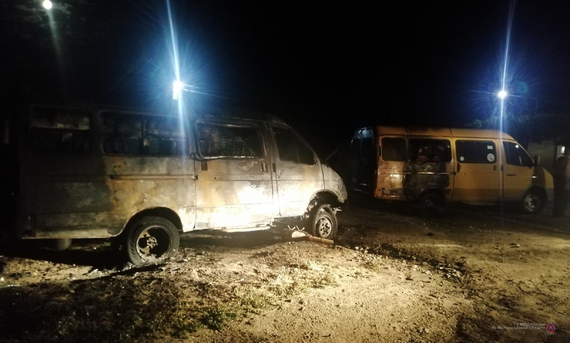 В Камышинском районе пенсионер сжег соседские автомобили