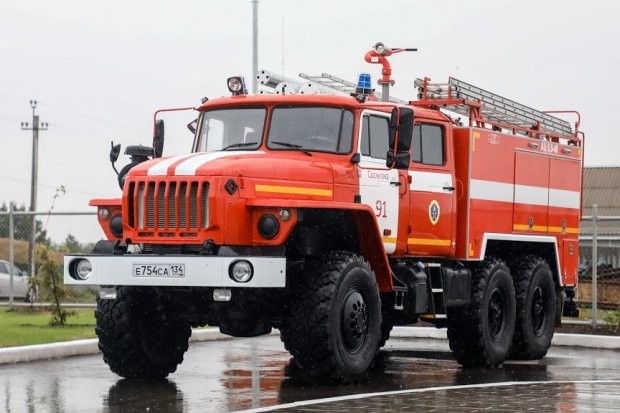 В Волжском сгорел склад со строительными материалами