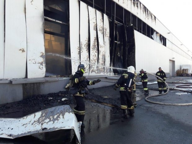В Волжском потушили пожар в цехе по производству сэндвич-панелей