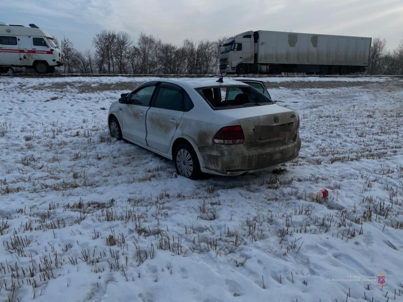 На трассах Волгоградской области два автомобиля улетели в кювет