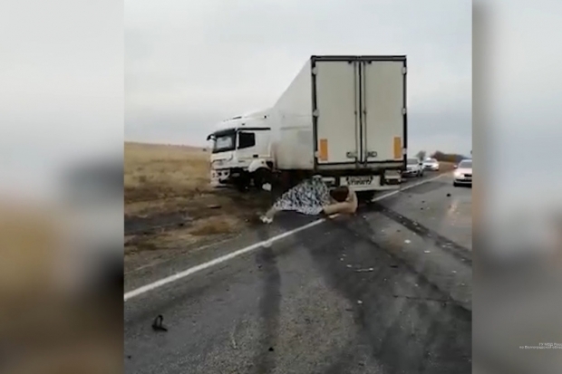 В Суровикинском районе на трассе в ДТП с КамАЗом погибли два человека