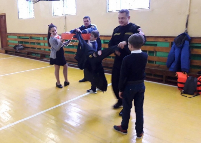 Школьникам Суровикино разъяснили правила безопасности на воде зимой