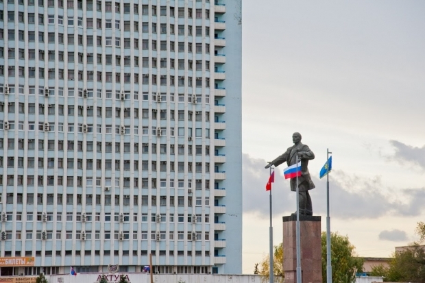 Из окна четвертого этажа гостиницы в Волжском выпал 37-летний мужчина