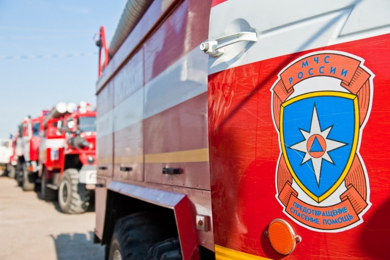 В Старополтавском районе при пожаре обрушился дом: есть пострадавший