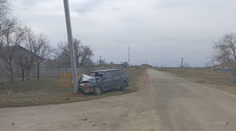 В Волгоградской области водитель снес опору электросетей и скрылся