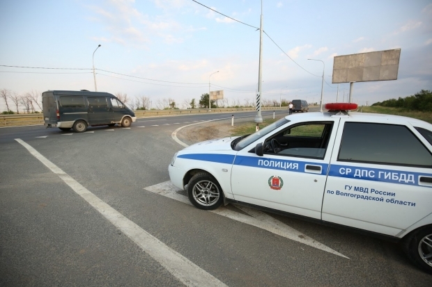 Под Волгоградом водитель «Тагаз Роуд Партнер» скончался после удара о фонарный столб