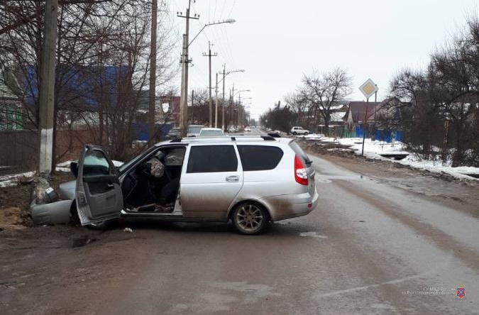 В Калачевском районе легковушка врезалась в ЛЭП