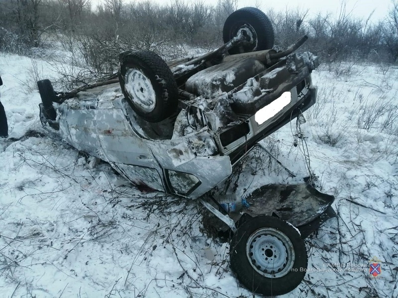 В Быковском районе автомобиль опрокинулся в кювет: пострадали четверо