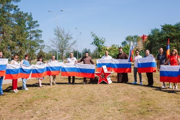 В Волжском активисты высадили дуб и установили пятиконечную звезду