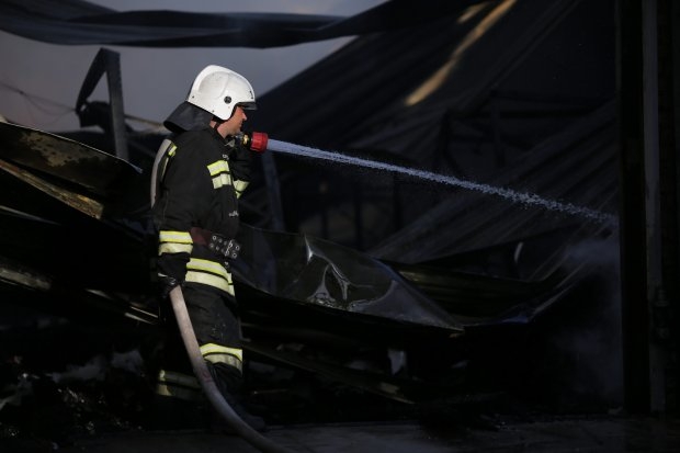 Под Волгоградом пожарные тушили вспыхнувший забор