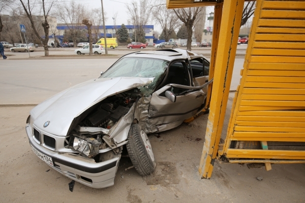В Волжском водитель бросил пассажира и скрылся после аварии