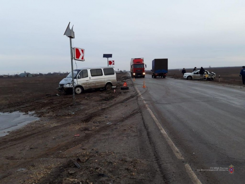 На трассе в Светлоярском районе легковушка протаранила «газель»