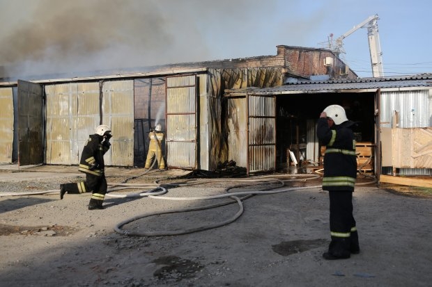 В Волгоградской области ранним утром горел гараж