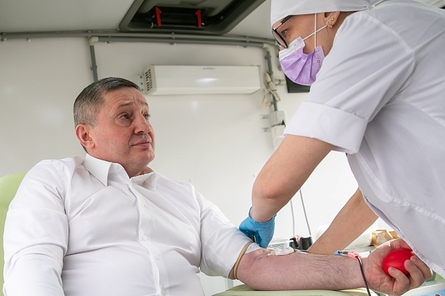 В День донора волгоградский губернатор Андрей Бочаров сдал кровь