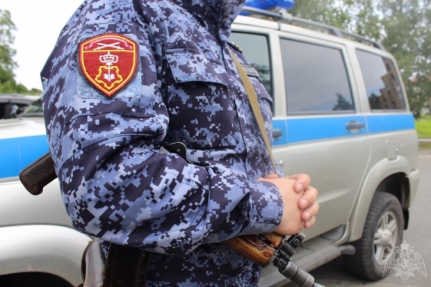 Волгоградские росгвардейцы задержали двух мужчин за кражу алкоголя