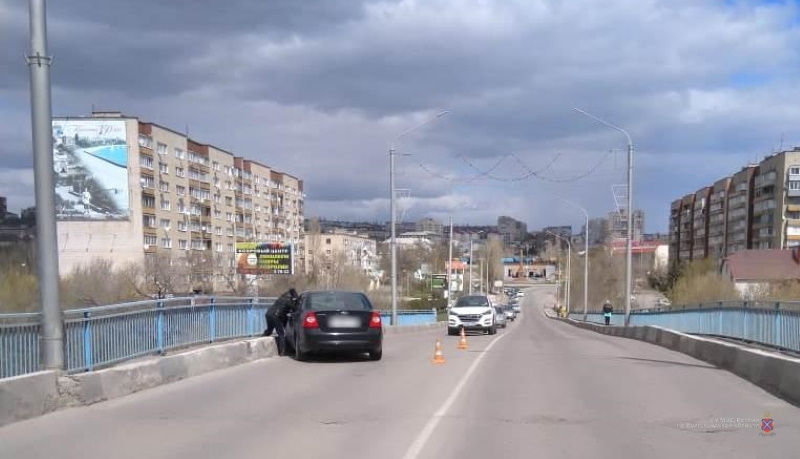 В Камышине водитель въехал в бордюр и попал в больницу