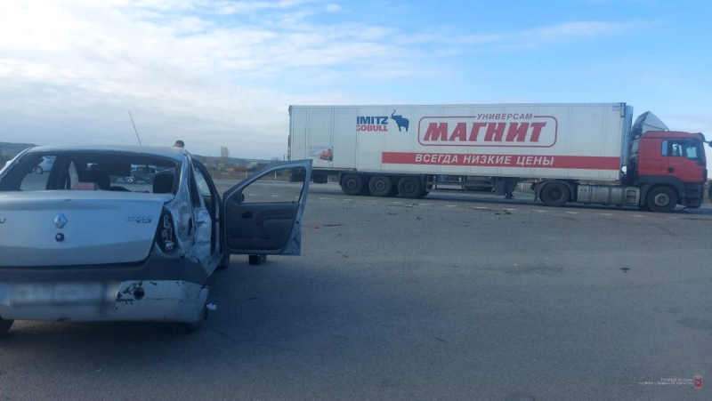 В Волгоградской области столкнулись легковушка и грузовик