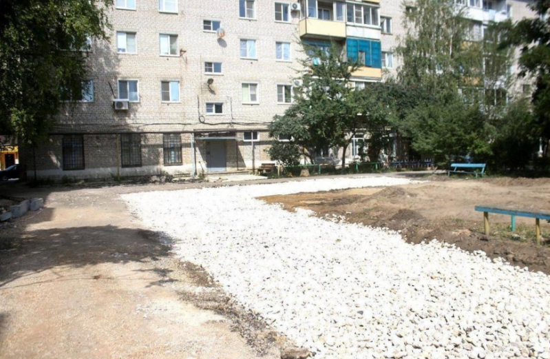 Во Фролово в рамках нацпроекта идет благоустройство дворов