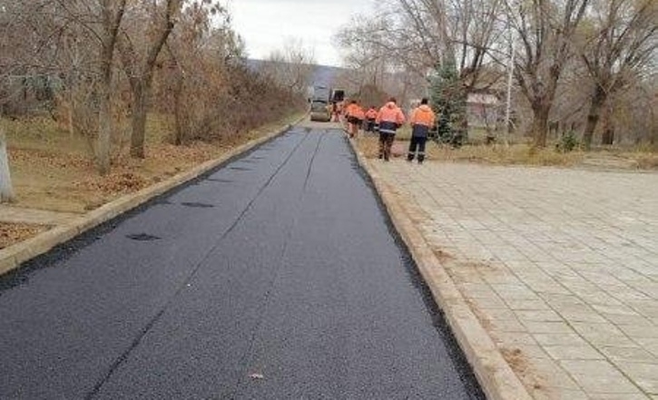 В Старополтавском районе на территории школы обновили дорогу