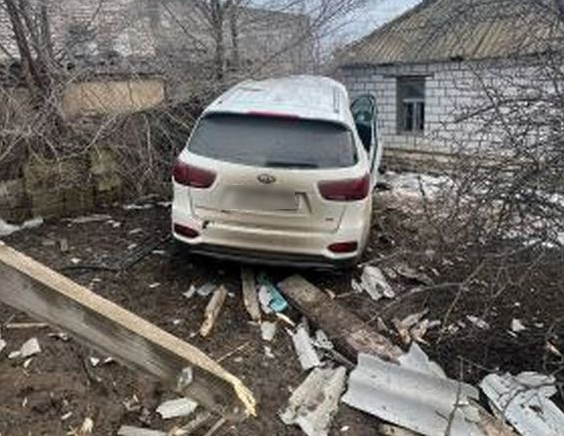 Под Волгоградом погиб водитель, въехавший на кроссовере в забор домовладения