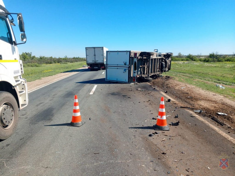 В Волгоградской области в ДТП с фургоном пострадали 6 человек
