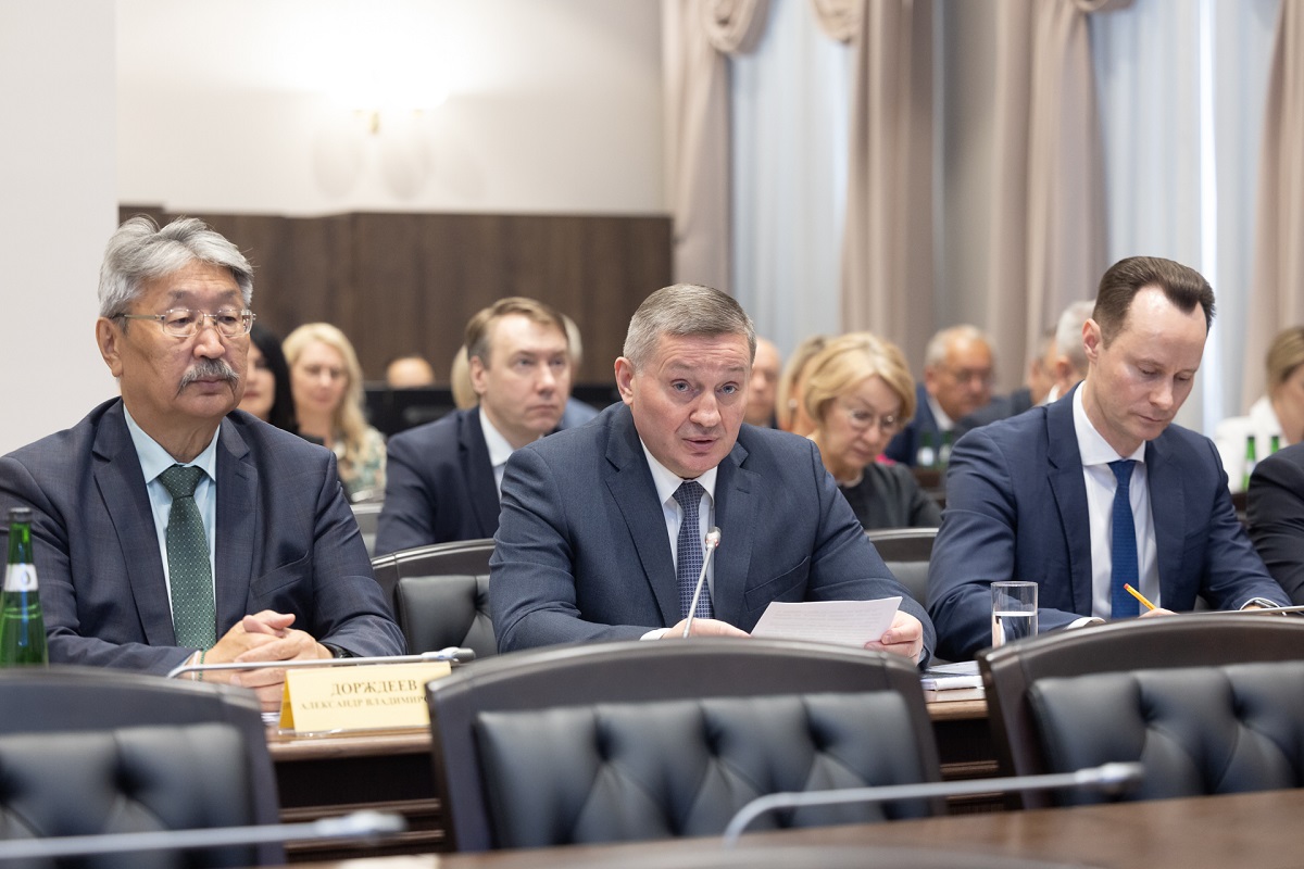 Андрей Бочаров обсудил на стратегической сессии вопросы молодежной политики