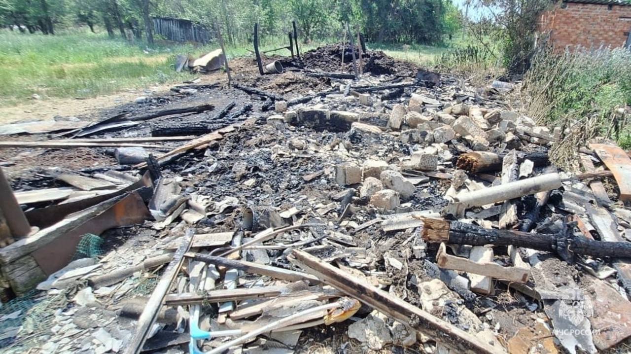 В Волгоградской области сгорела постройка из-за электропроводки